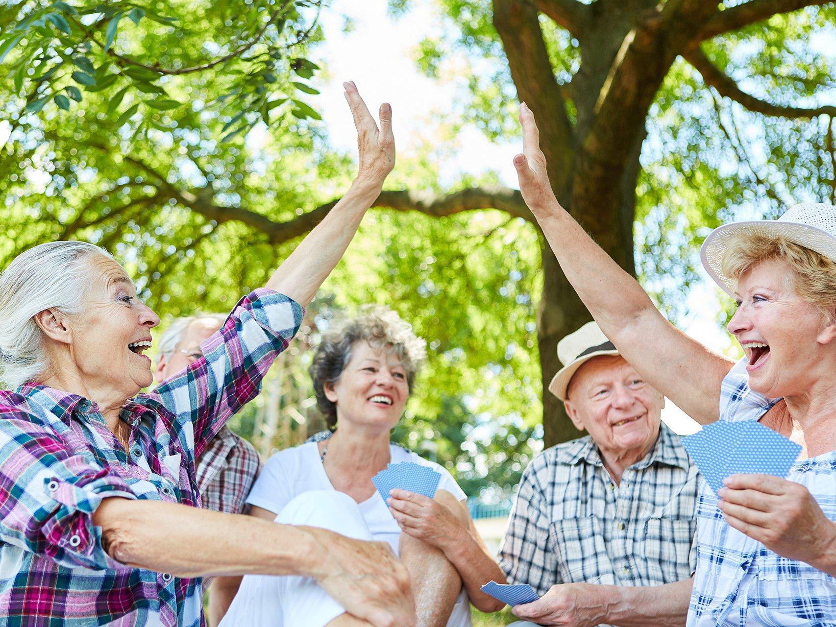 drei Frauen und ein Mann h&ouml;heren Alters beim Kartenspielen