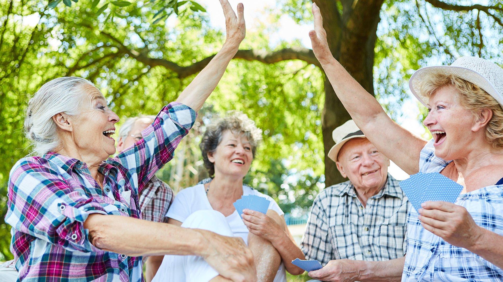 drei Frauen und ein Mann h&ouml;heren Alters beim Kartenspielen
