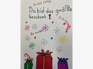 Kinderzeichnung: Geschenke und bunte Schneekristalle