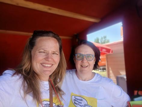 Mitarbeiterinnen der Krebshilfe Wien in der Spendenhütte am Donauinselfest