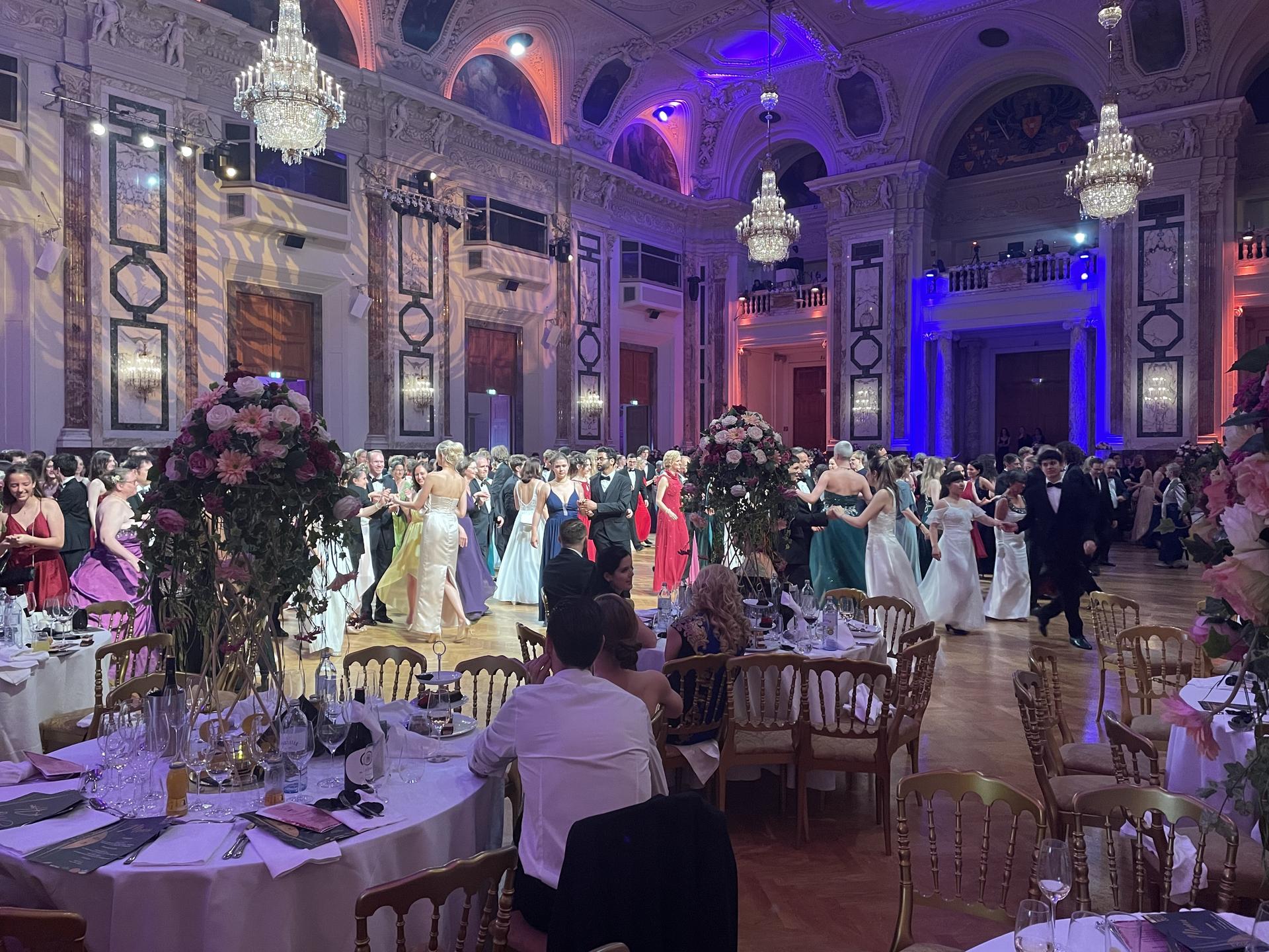 Ansicht von Festsaal der Hofburg mit prächtig gedeckten Tischen und schönen Lustern
