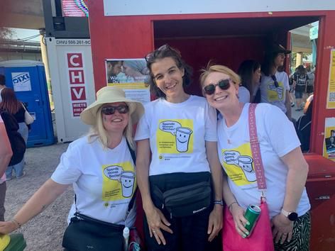 Ehrenamtliche Mitarbeiterinnen vor der Spendenhütte am Donauinselfest