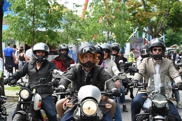 Menschen auf Motorrädern