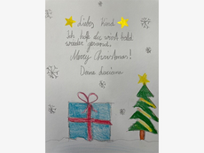 Kinderzeichung: ein gro&szlig;es Geschenkpaket neben einem Weihnachtsbaum