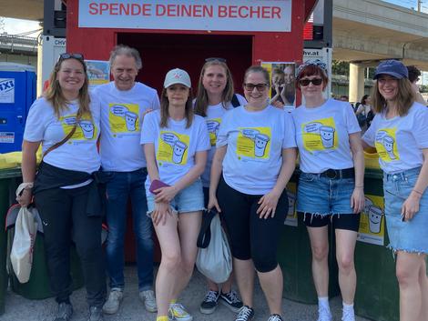 ehrenamtliche Mitarbeiterinnen von MedMedia vor Spendenh&uuml;tte am Donauinselfest