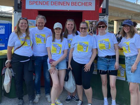 ehrenamtliche Mitarbeiterinnen von MedMedia vor Spendenhütte am Donauinselfest