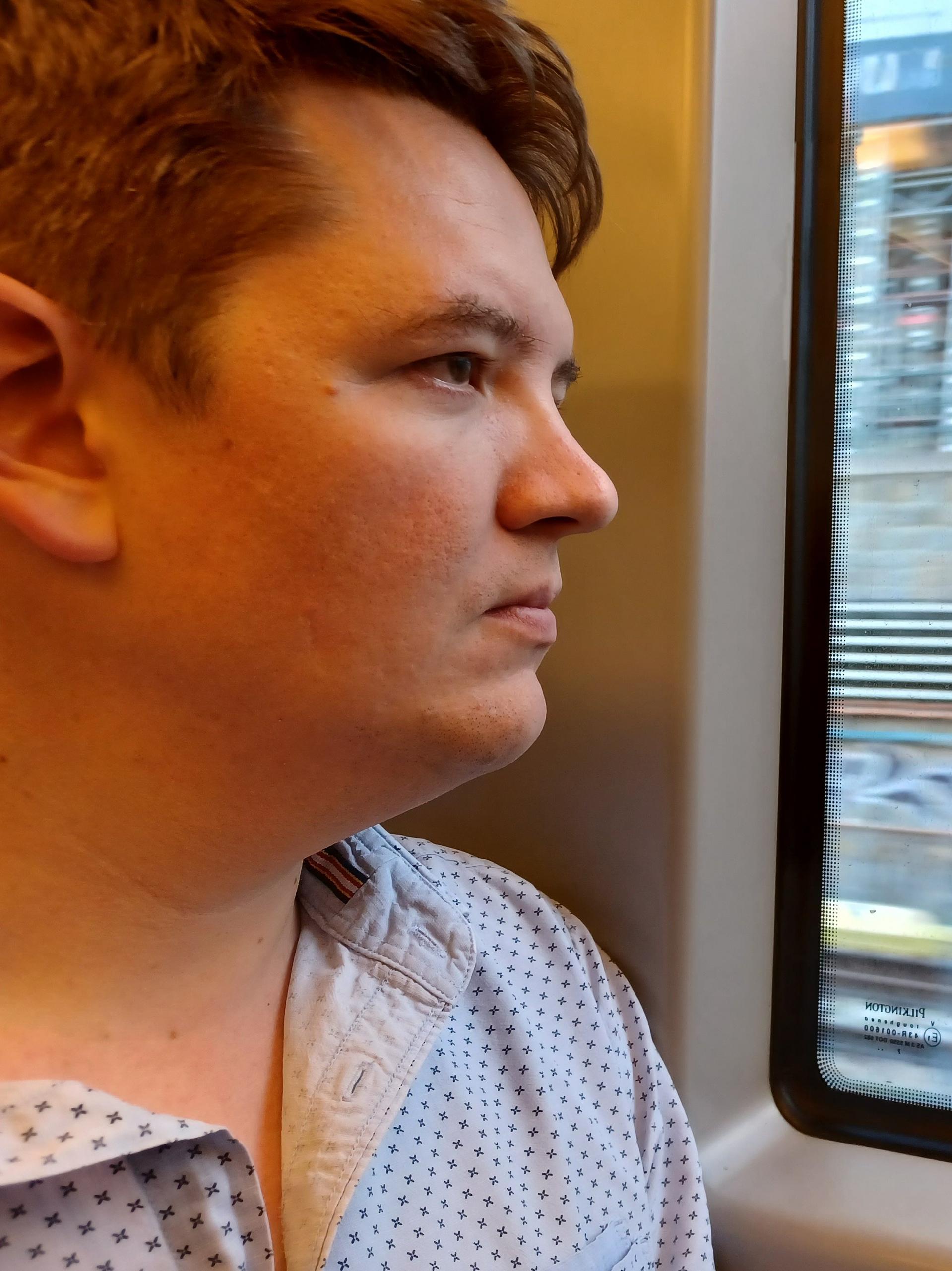 Lukas sitzt im Zug und schaut aus dem Fenster