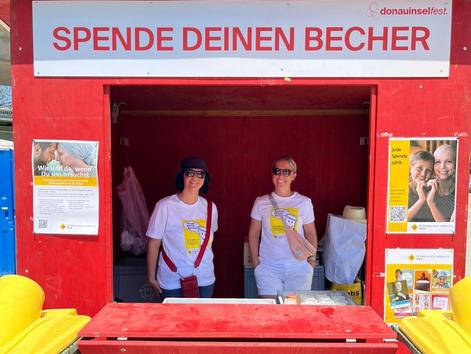 ehrenamtliche Mitarbeiter in der Spendenh&uuml;tte