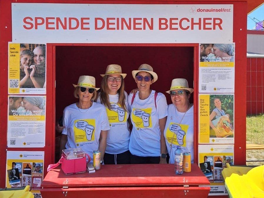 Ehrenamtliche Mitarbeiterinnen in der Spendenhütte