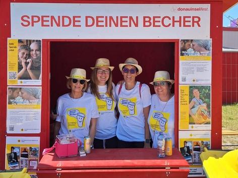 Ehrenamtliche Mitarbeiterinnen in der Spendenhütte 