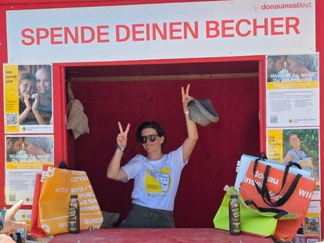 Mitarbeiterin der Krebshilfe Wien in der Spendenh&uuml;tte am Donauinselfest