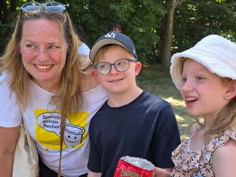 ehem. Geschäftsführerin Eva Kern zusammen mit zwei Kindern beim Donauinselfest