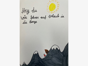 Kinderzeichnung: Berge mit einer H&uuml;tte