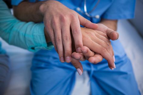 H&auml;nde halten die Hand einer anderen Person