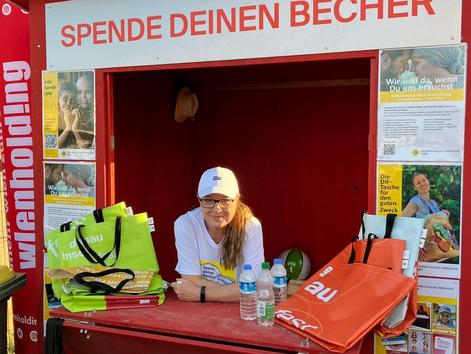 ehrenamtliche Mitarbeiterin in der Spendenh&uuml;tte