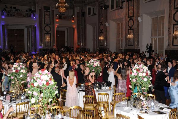 Festsaal in der Hofburg gefüllt mit Ballgästen
