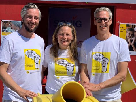 ehem. GF Eva Kern mit ehrenamtlichen Helfern am Donauinselfest