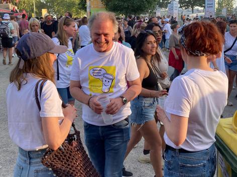 ehrenamtliche Mitarbeiter:innen beim Spendenbechersammeln