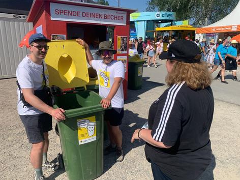 Ehrenamtliche beim Spendenbechersammeln am Donausinselfest