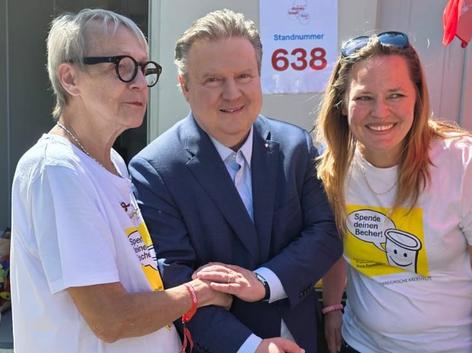 ehem. GF der Krebshilfe Wien Eva Kern mit Bürgermeister Michael Ludwig und einer ehrenamtlichen Mitarbeiterin