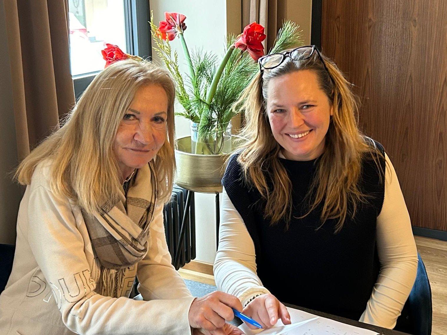 eva_kern_ursula_denison Vorstandspräsidentin Dr. Ursula Denison gemeinsam mit Geschäftsführerin Mag. Eva Kern, gemeinsam am Tisch sitzend und lächelnd