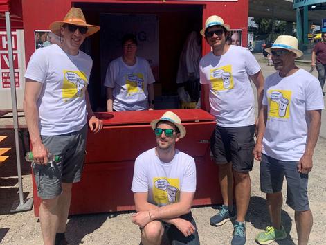 ehrenamtliche Helfer vor und in der Spendenh&uuml;tte am Donauinselfest