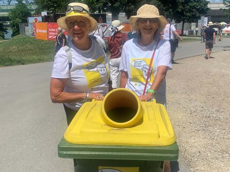 Ehrenamtliche Mitarbeiterinnen unterwegs mit Spendentonne