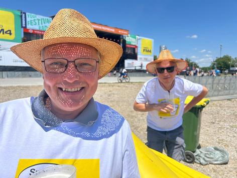 ehrenamtliche Mitarbeiter beim Bechersammeln