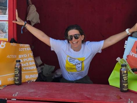 Mitarbeiterin der Krebshilfe Wien in der Spendenhütte am Donauinselfest