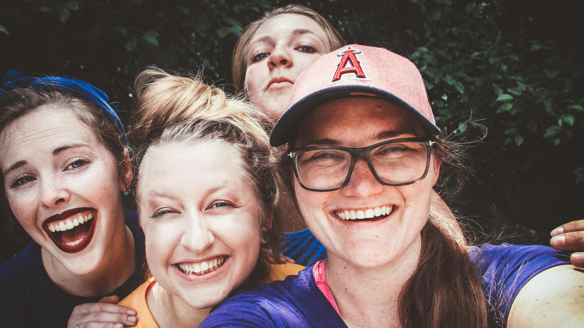 Selfie Gruppenfoto von vier fr&ouml;hlichen Frauen