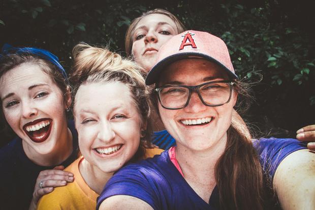 Selfie Gruppenfoto von vier fr&ouml;hlichen Frauen