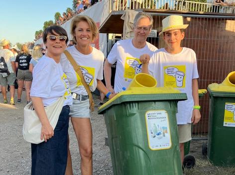 ehrenamtliche Helfer:innen unterwegs mit Spendentonne