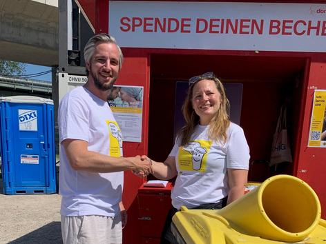 ehem. GF Eva Kern beim Händeschütteln mit Ehrenamtlichem Helfer der Firma SCHIG