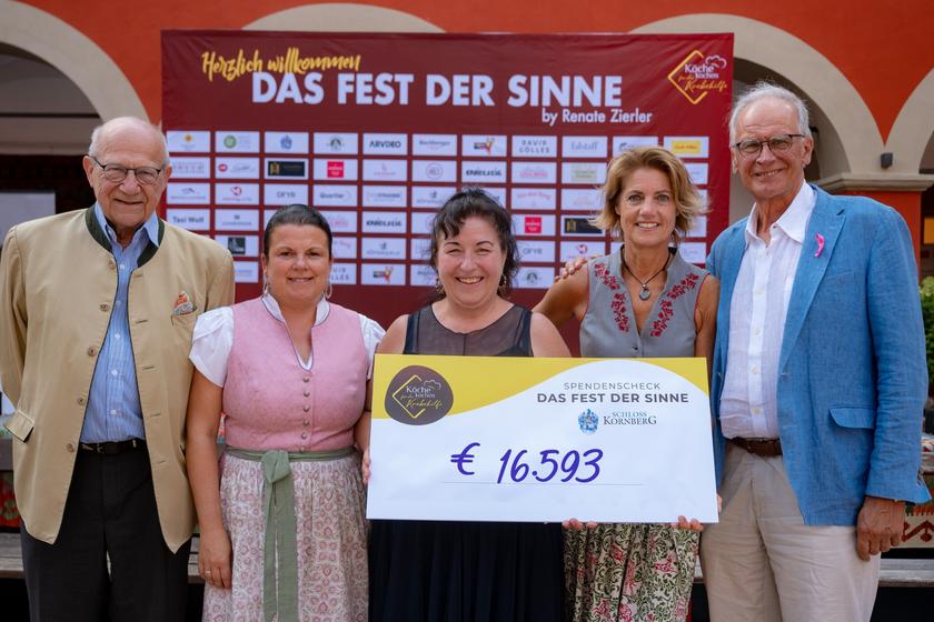 Scheckübergabe mit dem Reinerlös des Festes der Sinne von Andreas Bardeau und Sonja Skalnik von Schloss Kornberg an Initiatorin Renate Zierler und Krebshilfe-Präsident Prof. Paul Sevelda sowie Krebshilfe-GF Martina Löwe