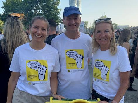 Vorstandspräsidentin der Krebshilfe Wien Dr.in Ursula Denison mit ehrenamtlichen Helfer:innen