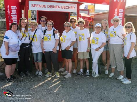 Gruppenbild von Mitarbeiterinnen und Ehrenamtlichen Helfer:innen der Krebshilfe Wien