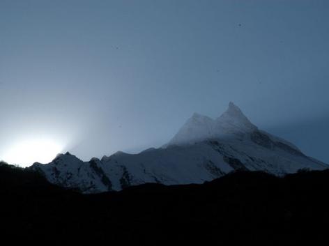 aufgehende Sonne am Himmel hinter Bergen