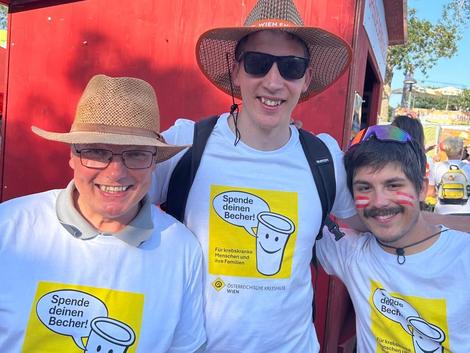 Ehrenamtliche beim Sammeln von Spendenbechern
