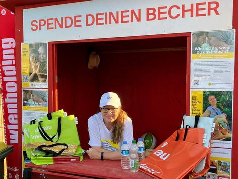 ehrenamtliche Mitarbeiterin in der Spendenhütte