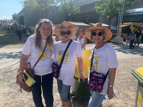 Ehrenamtliche Mitarbeiterinnen beim Sammeln von Spendenbechern