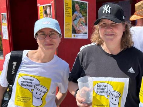 ehrenamtliche Mitarbeiterinnen vor Spendenh&uuml;tte