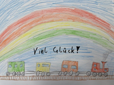 Kinderzeichnung: ein Zug fährt unter einem Regenbogen