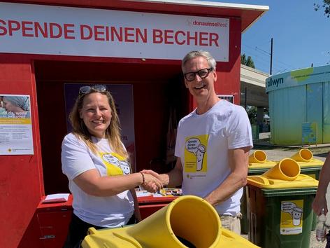 ehem. GF Eva Kern beim Händeschütteln mit Ehrenamtlichem Helfer der Firma SCHIG