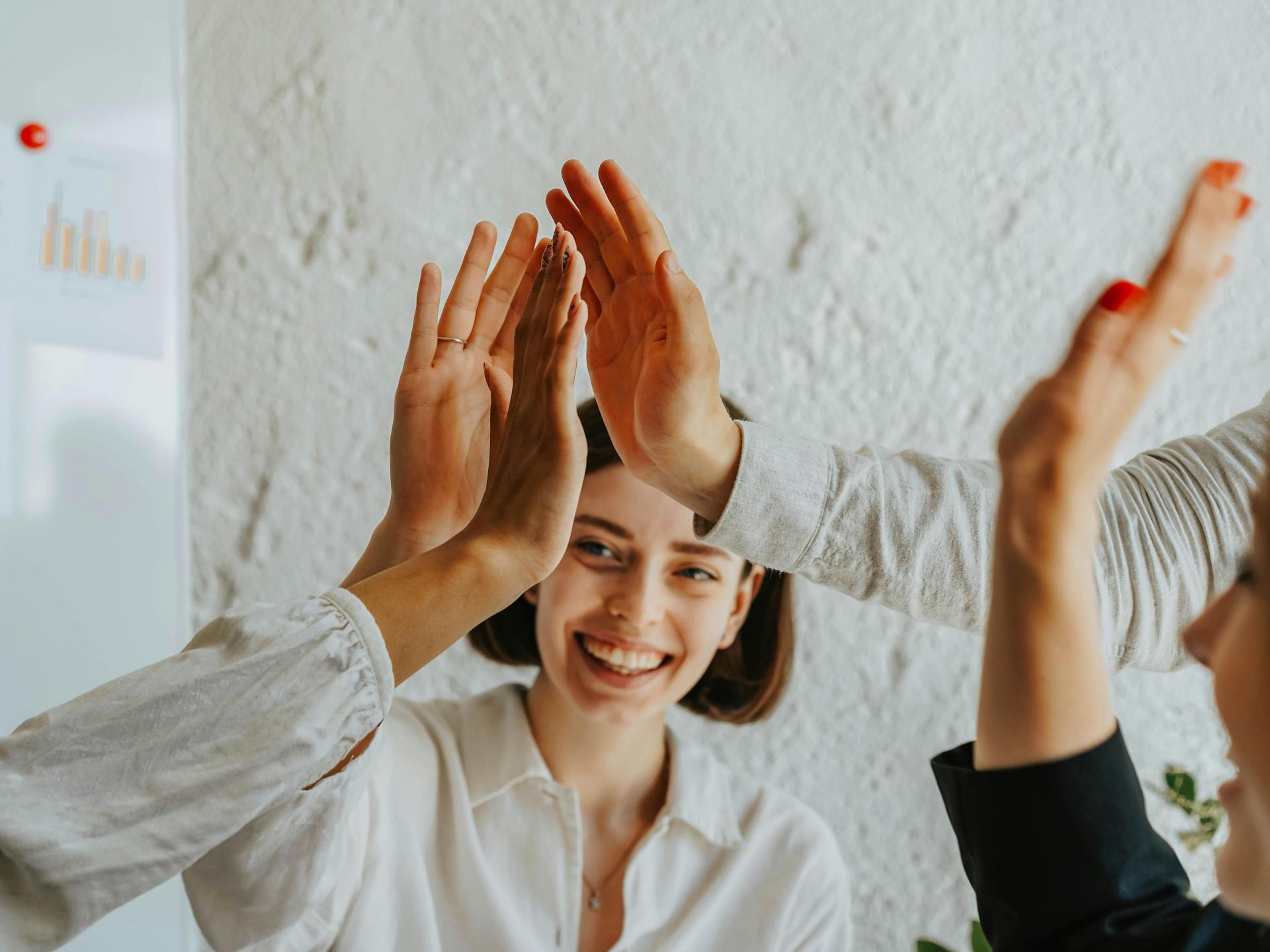 Gruppe von Frauen klatschen ein