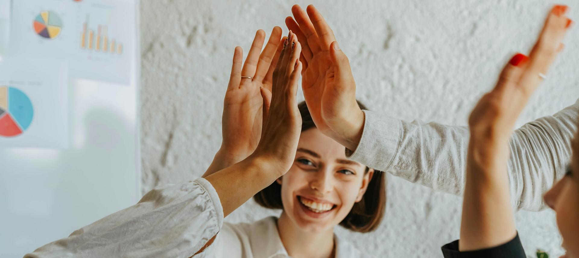 Gruppen von Frauen schlagen ein