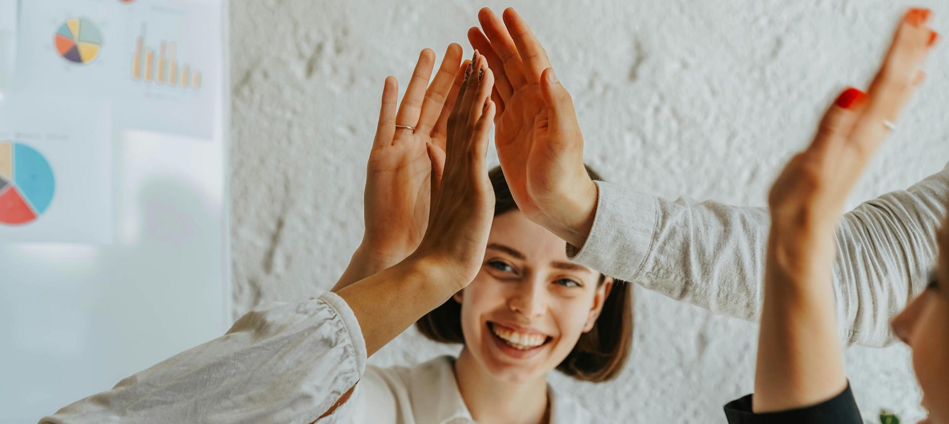 Gruppen von Frauen schlagen ein