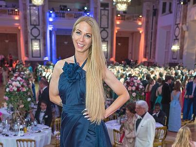 Yvonne Rueff in Ballkleid