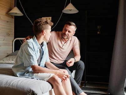 Vater im Gespräch mit seinem Sohn
