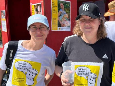 ehrenamtliche Mitarbeiterinnen vor Spendenhütte