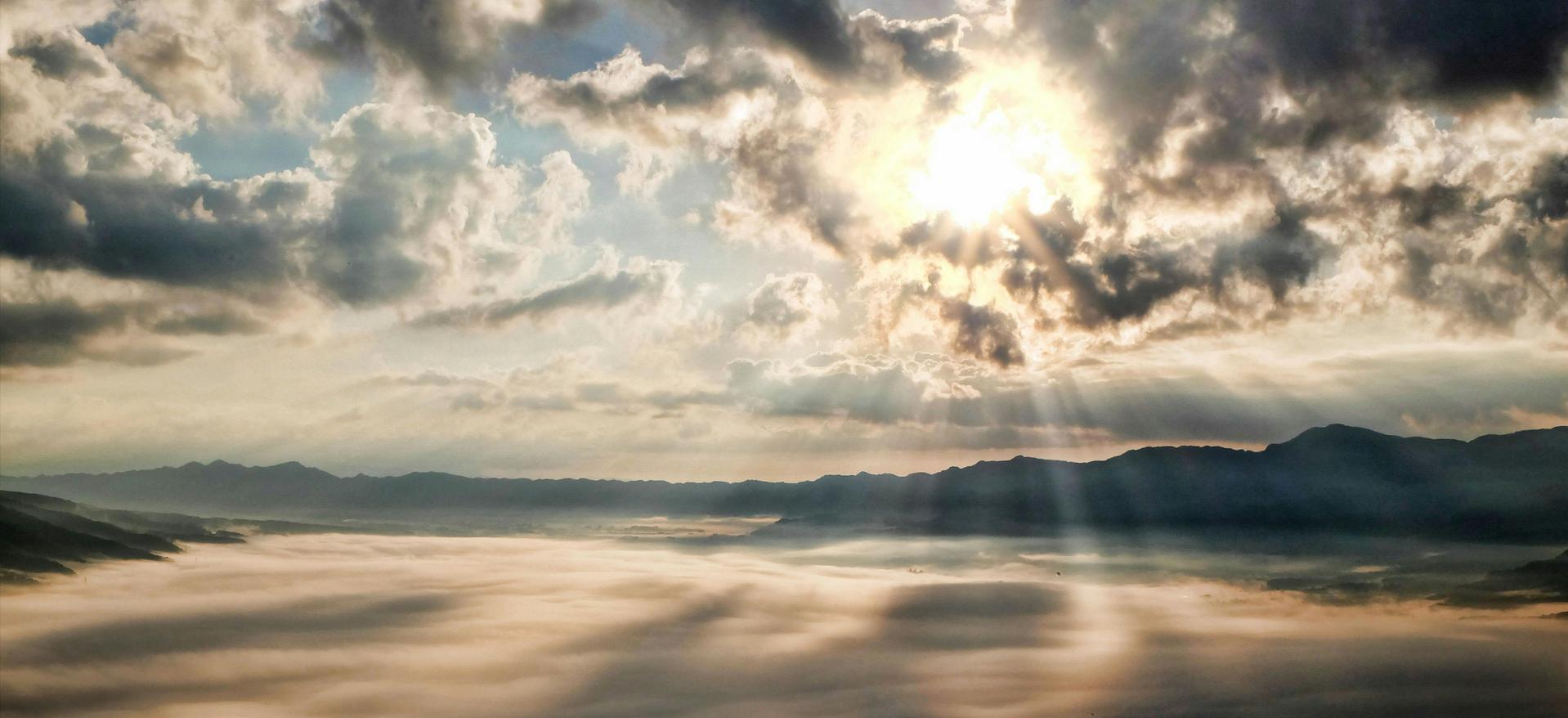 Sonnenstrahlen durch Wolkendecke